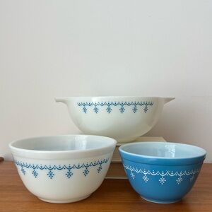 Vintage 1970s Pyrex Snowflake Garland mixing/nesting bowls
